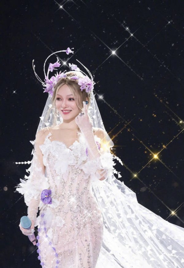 多得网 张韶涵穿白色长裙宛若花仙子！戴头纱唱歌仙气十足