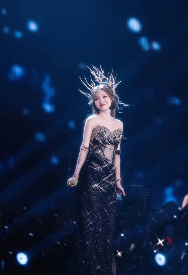 张韶涵穿白色长裙宛若花仙子！戴头纱唱歌仙气十足