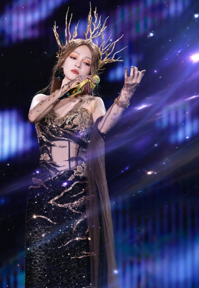 张韶涵穿白色长裙宛若花仙子！戴头纱唱歌仙气十足