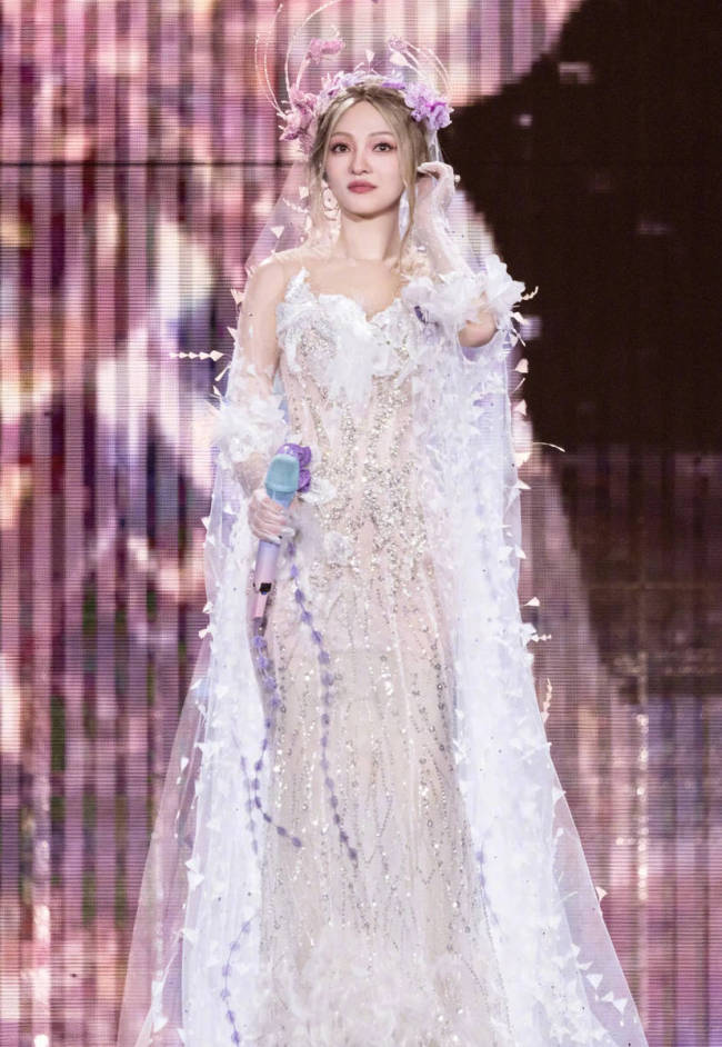 张韶涵穿白色长裙宛若花仙子！戴头纱唱歌仙气十足