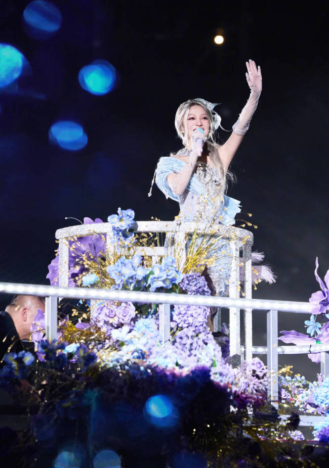 张韶涵穿白色长裙宛若花仙子！戴头纱唱歌仙气十足