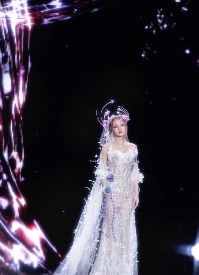 张韶涵穿白色长裙宛若花仙子！戴头纱唱歌仙气十足