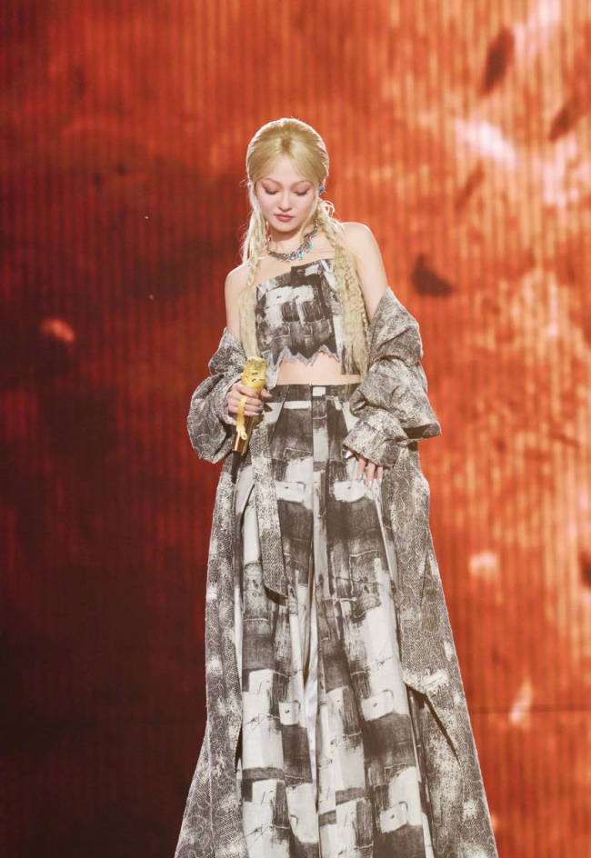 张韶涵穿白色长裙宛若花仙子！戴头纱唱歌仙气十足