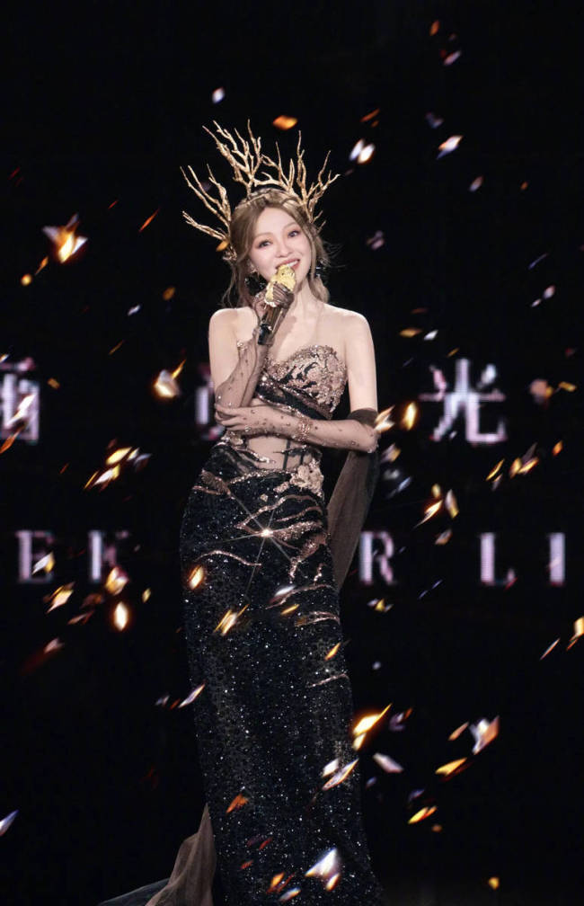 张韶涵穿白色长裙宛若花仙子！戴头纱唱歌仙气十足