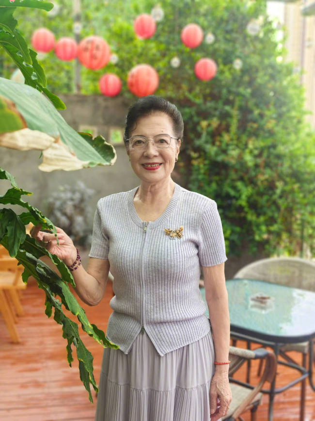 陈数与妈妈喝茶聊天幸福又温馨！晒母女合照心情好