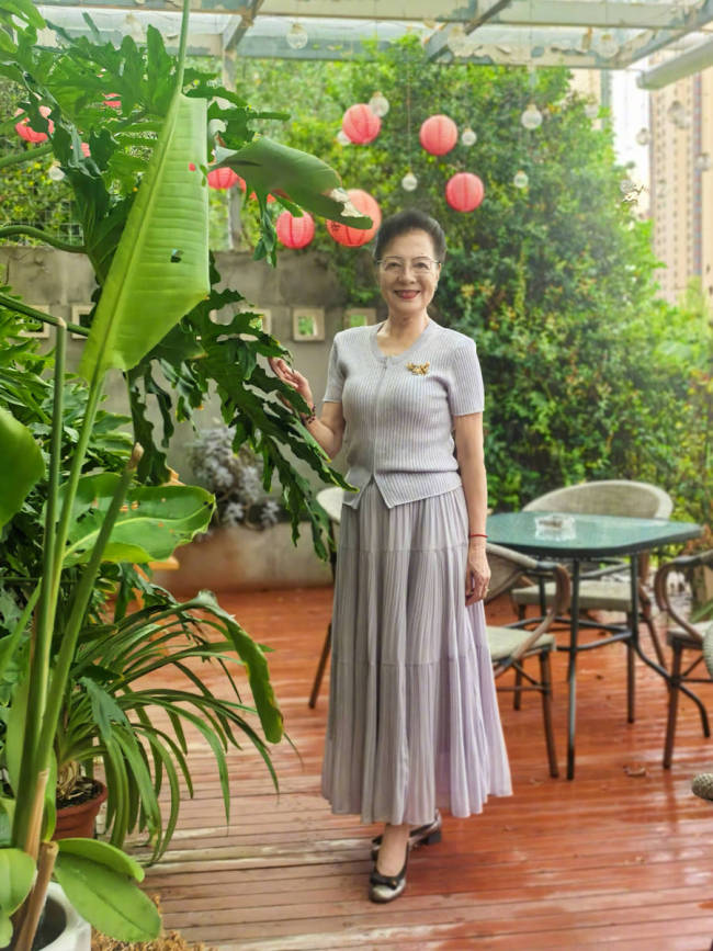 陈数与妈妈喝茶聊天幸福又温馨！晒母女合照心情好