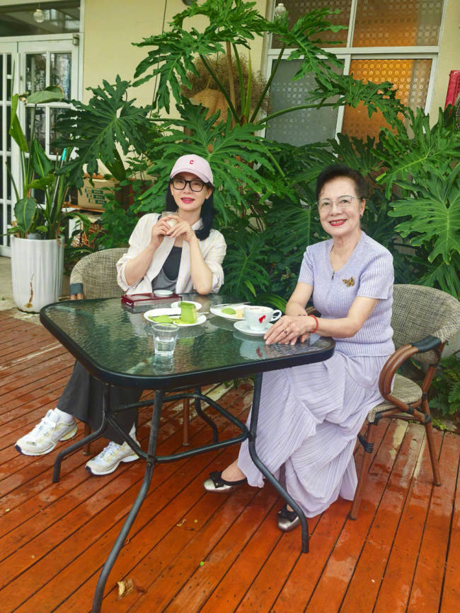 陈数与妈妈喝茶聊天幸福又温馨！晒母女合照心情好