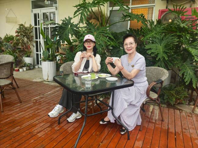 陈数与妈妈喝茶聊天幸福又温馨！晒母女合照心情好