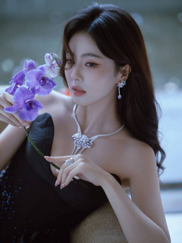 间群策略 白鹿长裙配银色项链 透明美甲凸显纤细手指超吸睛