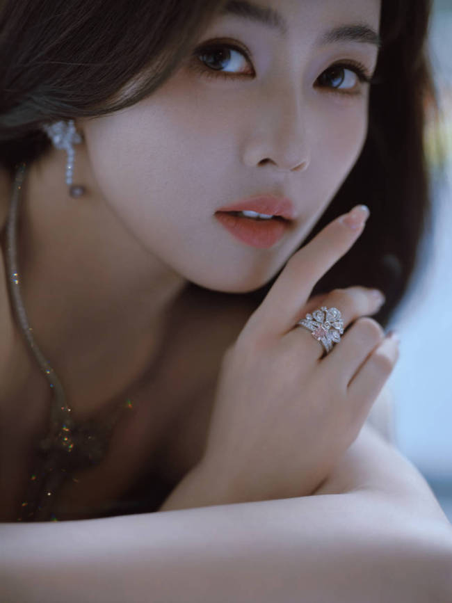 白鹿长裙配银色项链 透明美甲凸显纤细手指超吸睛