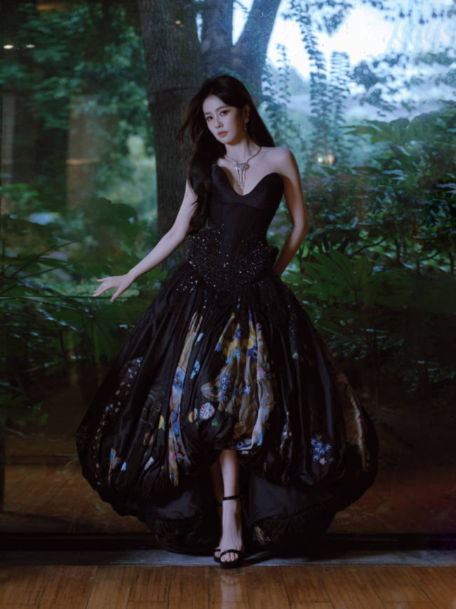 白鹿长裙配银色项链 透明美甲凸显纤细手指超吸睛