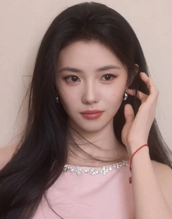 刘浩存身穿粉色短裙俏皮灵动 单眼wink非常可爱