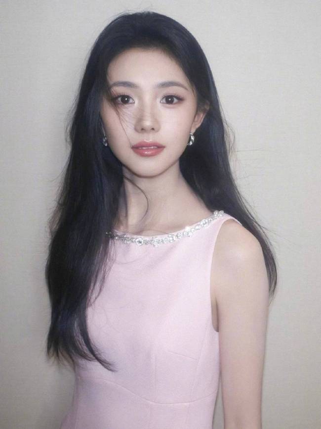 刘浩存身穿粉色短裙俏皮灵动 单眼wink非常可爱