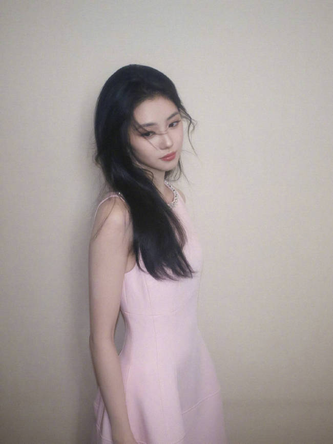 刘浩存身穿粉色短裙俏皮灵动 单眼wink非常可爱