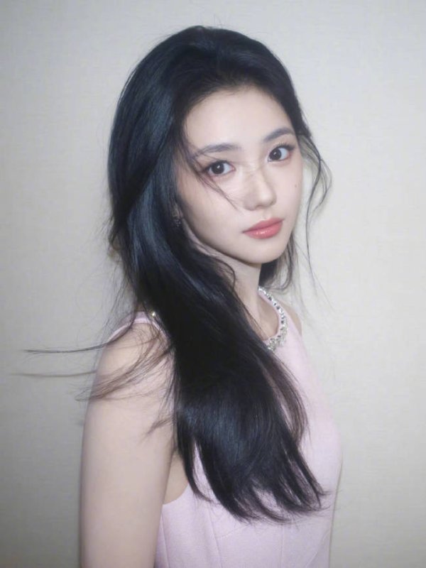 民信配资端 刘浩存身穿粉色短裙俏皮灵动 单眼wink非常可爱