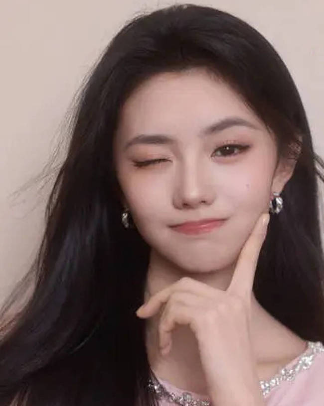 刘浩存身穿粉色短裙俏皮灵动 单眼wink非常可爱